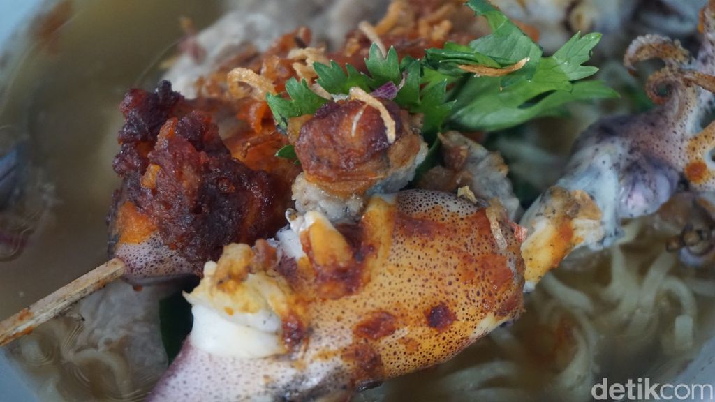 Nyamm! Kenyal Lembut Bakso Sotong Buatan Pak Modin di Demak