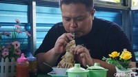 Selain bakso sotong, di sini juga ada kreasi bakso urat. Menu lainnya tak kalah beragam seperti bakso tumpeng, koyor, urat, balungan, dan lainnya. Foto: Mochamad Saifudin