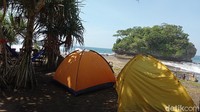 Pantai Madasari juga memiliki lokasi camping ground atau lokasi berkemah yang luas. Berkemah di tepi pantai tak kalah seru dengan berkemah di gunung.