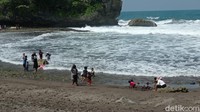 Keberadaan lahan-lahan kosong tepi pantai, cocok digunakan untuk acara gathering.