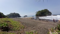 Pantai Madasari cukup terkenal di kalangan penggemar kendaraan roda dua. Bikers dari berbagai daerah sering menjadikan pantai Madasari sebagai lokasi tujuan touring atau gathering komunitas.