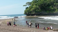Keindahan alam pantai Madasari kerap dimanfaatkan menjadi lokasi pemotretan untuk kebutuhan prewedding atau foto model.