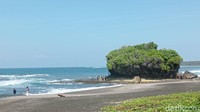 Salah satu destinasi yang bisa menjadi alternatif adalah pantai Madasari Kecamatan Cimerak Kabupaten Pangandaran.