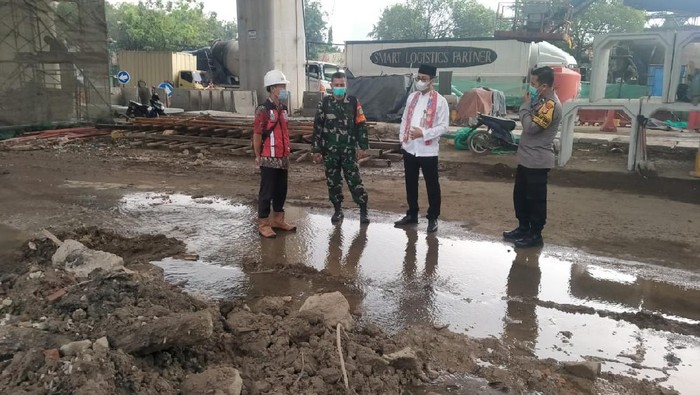 Pelaksana Tugas (Plt) Lurah Cakung Barat, Daniel Wisnu Parulian mengecek kerusakan pipa air di proyek tol.
