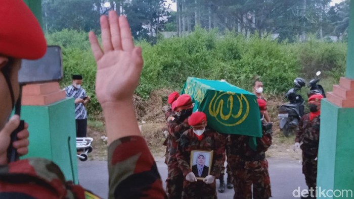 Pemakaman pegawai KJRI San Fransisco di Desa Sumberejo, Kecamatan Klaten Selatan, Klaten, Jumat (11/6/2021).