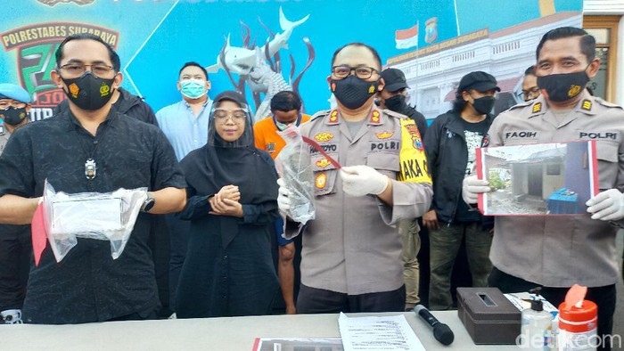 Seorang bocah di Surabaya menjadi korban penganiayaan tetangga baru hingga tewas. Polisi sudah menangkap pelaku di Tangerang, Banten.