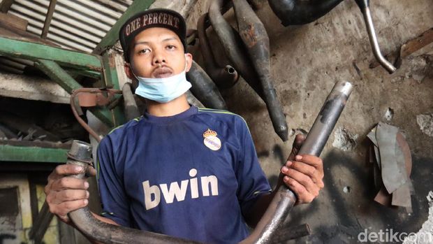 Perajin Knalpot di Bandung