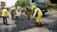 Jalan diperbaiki karena berlubang dan mengakibatkan ketidaknyaman pengendara.