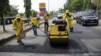 Pengaspalan jalan yang sering rusak karena dilalui kendaraan berat ini dilakukan guna memberikan kenyamanan para pengguna jalan. 