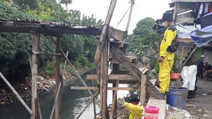 Perbaikan jembatan bambu di Kebon Jeruk yang reyot.