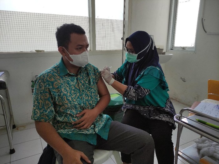 Persiapan Sekolah Tatap Muka, Guru di Sidoarjo divaksin