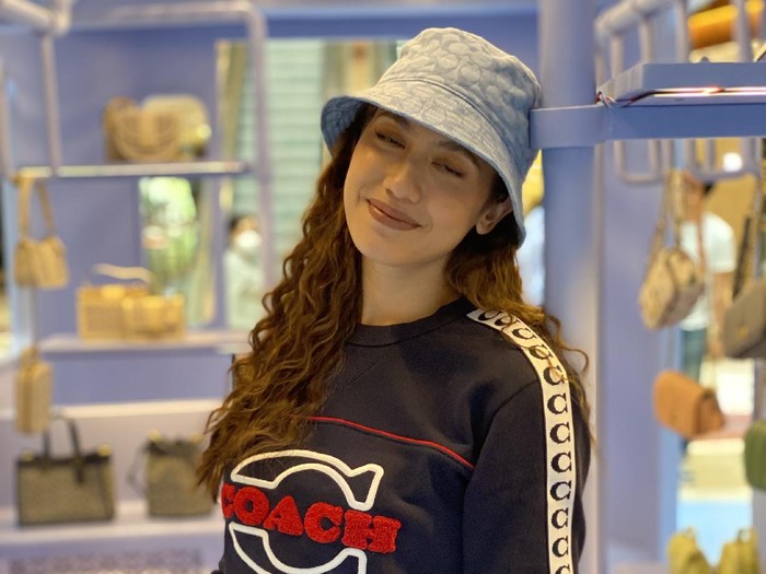 Pevita Pearce di Pop-up store Coach