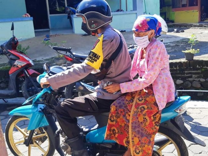 Polisi Jemput Bola Vaksinasi Lansia Banyuwangi Upaya Penuhi Target