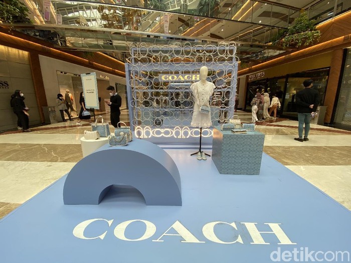 pop-up store Coach Pre-fall 2021
