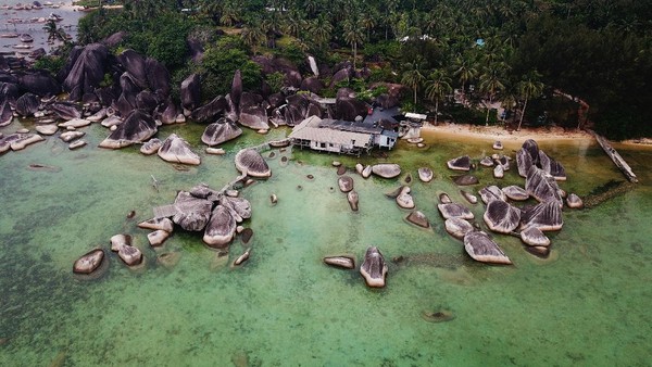 Batuan granit terhampar di perairan kawasan situs geologi Alif Stone Park di Bunguran Timur, Kabupaten Natuna, Kepulauan Riau, Jumat (11/6/2021).