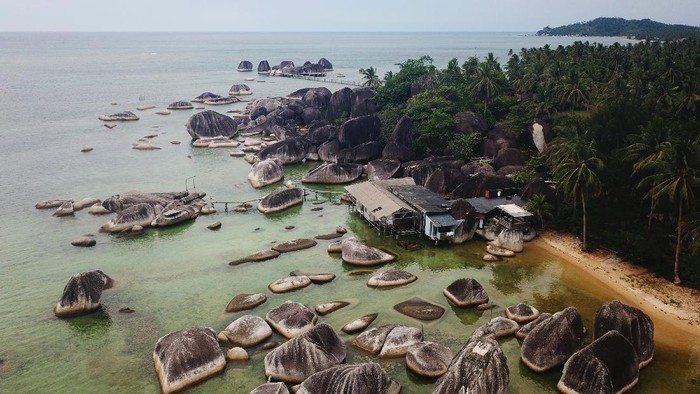 POTENSI WISATA GEOLOGI NATUNA Batuan granit terhampar di perairan kawasan situs geologi Alif Stone Park di Bunguran Timur, Kabupaten Natuna, Kepulauan Riau, Jumat (11/6/2021). Sejumlah situs Geologi di kawasan Natuna, yang merupakan salah satu geopark nasional, merupakan salah satu potensi wisata yang dapat mendatangkan wisatawan. ANTARA FOTO/Akbar Nugroho Gumay/hp.