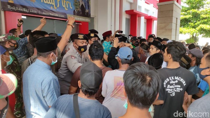 Ratusan warga Jember mendatangi RSD Kalisat. Mereka hendak mengambil paksa jenazah kepala kusun (kasun) yang dinyatakan positif COVID-19.