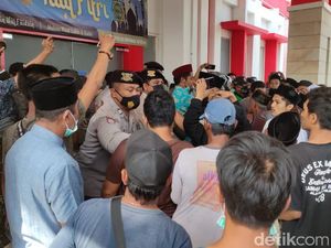 Kasun Positif Covid-19, Warga Jember Geruduk RS Mau Ambil Paksa Jenazah