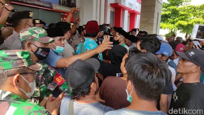 Ratusan warga Jember mendatangi RSD Kalisat. Mereka hendak mengambil paksa jenazah kepala kusun (kasun) yang dinyatakan positif COVID-19.