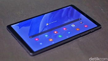 Tablet ini memiliki layar besar 8,7 inch dengan resolusi 800 x 1340 pixel. Layarnya memiliki aspek rasio 5:3 dan screen to body 81,1%. Foto: Adi Fida Rahman/detikINET