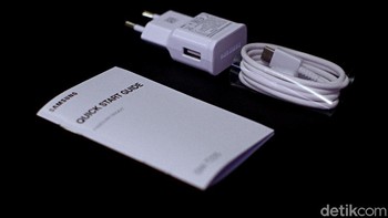 Samsung memberikan buku petunjuk, charger dan kabel data USB Type C. Foto: Adi Fida Rahman/detikINET