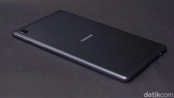 Galaxy Tab A7 Lite dibalut material aluminium metal yang kokoh dengan bobot ringan, yakni 371 gram. Foto: Adi Fida Rahman/detikINET