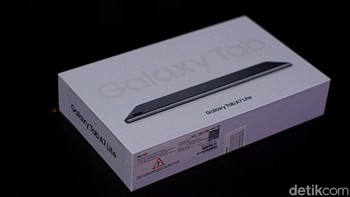 Inilah wujud kotak kemasan Samsung Galaxy Tab A7 Lite. Foto: Adi Fida Rahman/detikINET