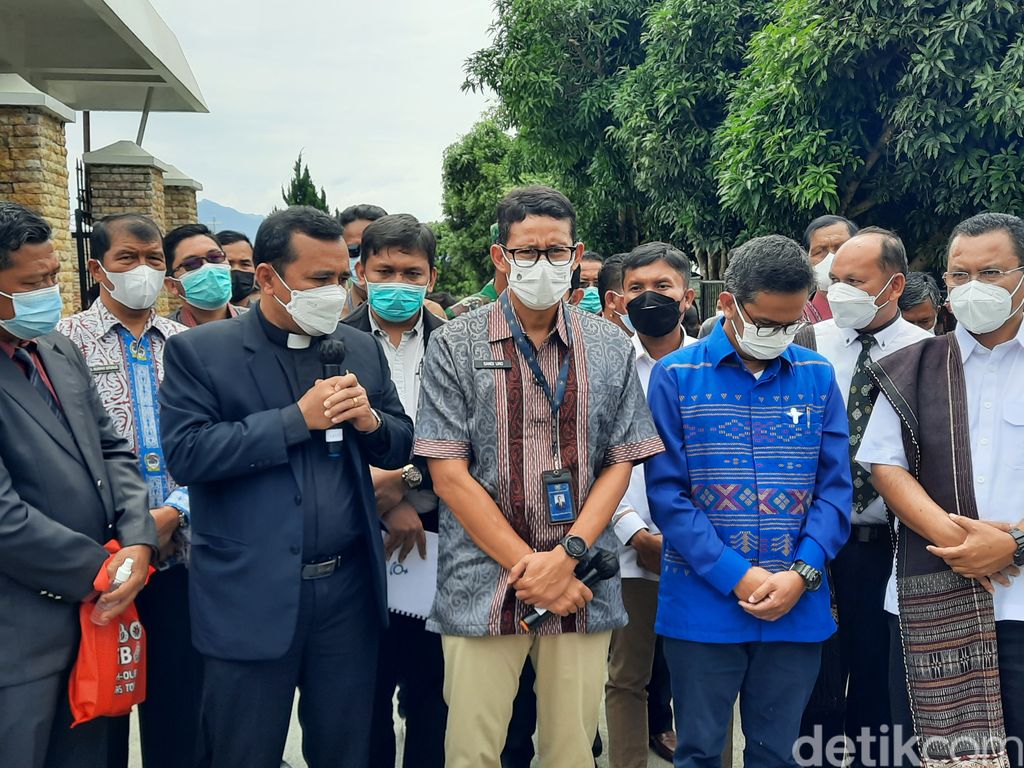 Sandiaga Uno di Danau Toba