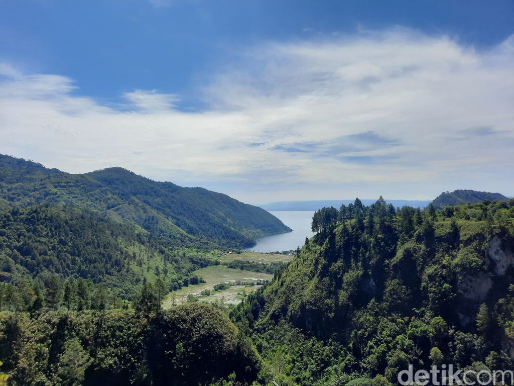 Sandiaga Uno di Danau Toba