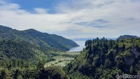 Pemandangan Danau Toba dan sejuknya udara pegunungan dapat dengan jelas kamu rasakan di sini. Sembari mengistirahatkan fisik, batin pun terhibur dengan nuansa alam yang asri.