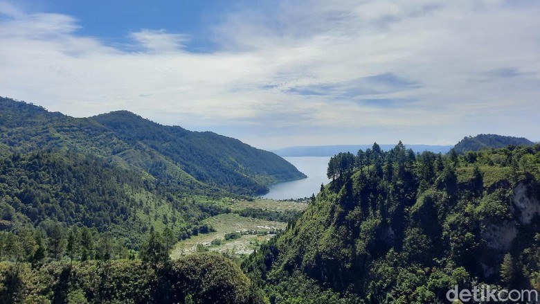 Sandiaga Uno di Danau Toba Sandiaga Uno di Danau Toba