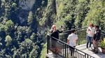 Potret Rest Area dengan Pemandangan Danau Toba