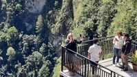 Tak cuma wisatawan domestik, wisatawan mancanegara juga kerap datang ke Adian Nalambok. 