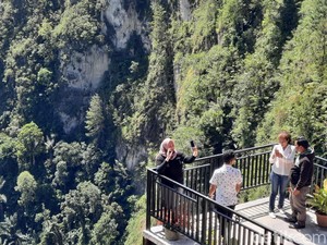 Sandiaga Puji Adian Nalambok, Kafe dengan View Danau Toba