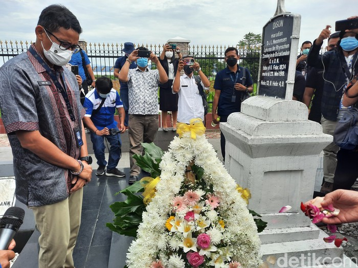 Sandiaga Uno di Danau Toba