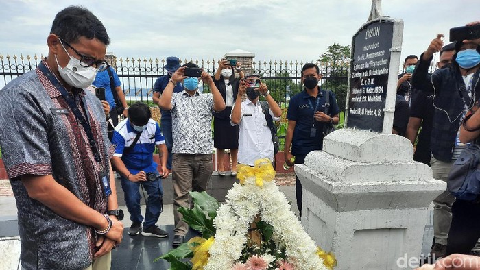 Sandiaga Uno di Danau Toba