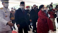 Turut hadir dalam pengukuhan ini Ketua MPR Bambang Soesatyo (Bamsoet), Menhan Prabowo Subianto, Mendikbud-Ristek Nadiem Makarim, Mensos Tri Rismaharini, Menteri KKP Sakti Wahyu Trenggono, MenPAN-RB Tjahjo Kumolo, Kepala BIN Budi Gunawan atau BG, KSAD Jenderal Andika Perkasa, KSAL Laksamana Yudo Margono, KSAU Fadjar Prasetyo, dan Seskab Pramono Anung. CNN Indonesia/Ramadhan Rizki