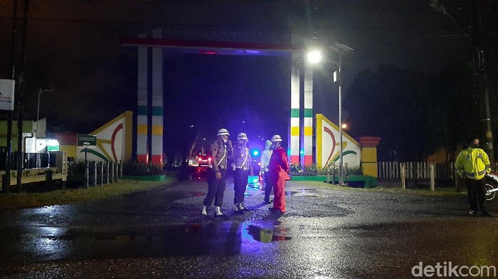 Suasana di sekitar pintu gerbang kawasan Industri Cilacap pasca-kebakaran tangki kilang Pertamina, Jumat (11/6/2021).