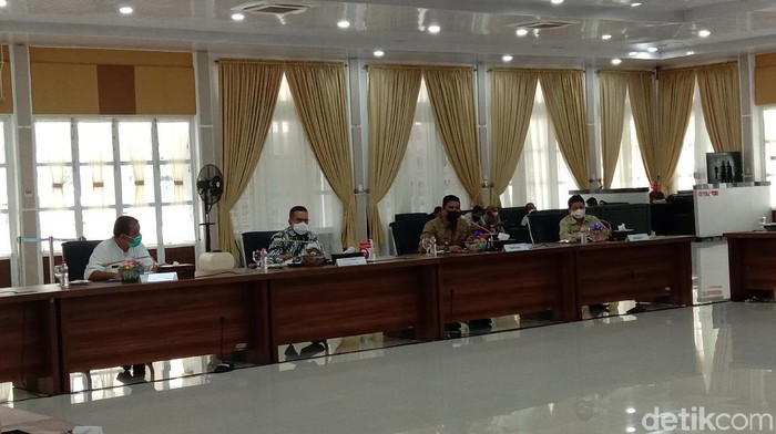 Suasana Rapat Koordinasi Membahas Rencana Sekolah Tatap Muka di Rumah Dinas Gubsu Medan