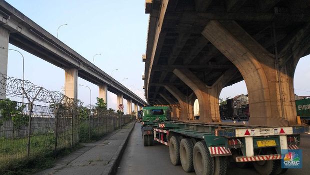 Sejumlah truk bongkar muat melintas di kawasan Tj Priok, Jakarta, Jumat, 11/6. Praktik pungutan liar (pungli) hingga saat ini masih merajalela di kawasan Pelabuhan Tanjung Priok, Jakarta Utara. Seperti pengakuan beberapa supir kepada Presiden Joko Widodo, Kamis (11/6/2021), saat kunjungan ke pelabuhan utama Indonesia ini kemarin.
Para pekerja kerah biru ini mengeluhkan, bukan terkait masalah beratnya pekerjaan yang digelutinya, melainkan aksi premanisme juga pungutan liar yang kerap terjadi. Dia berharap, pihak aparat bisa lebih memperketat pengamanan area pelabuhan. Selain itu, pihaknya juga berharap ada transparansi biaya pelabuhan untuk semua aktivitas.

Dari dialog yang dilakukan supir truk dengan Presiden Joko Widodo kemarin, praktik premanisme terjadi saat keadaan jalan sedang macet di mana preman naik ke atas truk, lalu menodongkan celurit kepada supir untuk dimintai uang.

Adapun pungli terjadi di sejumlah depo. Pengemudi truk dimintai uang Rp 5.000 - Rp 15.000 supaya bongkar muat bisa lebih dipercepat pengerjaannya. Jika tidak dibayar, maka pengerjaan bongkar muat akan diperlambat. Hal ini terjadi di Depo PT Greating Fortune Container dan PT Dwipa Kharisma Mitra Jakarta. 
Pantauan CNBC Indonesia dilapangan saat di kawasan JICT tampak jarang hampir tak terlihat himbauan banner stop pungli diarea tempat keluarnya truk.

Suasana dipinggir jalan kawasan Tj Priok arah Cilincing juga tak terlihat para kenek parkir di pinggir jalan semenjak ramenya kasus pungli.