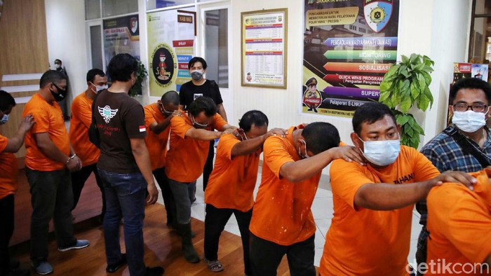 Kabid Humas Polda Metro Jaya Yusri dan Kapolres Metro  Jakarta Utara Guruh Arif Darmawan melakukan rilis kasus penangkapan pelaku pungutan liar (pungli) supir kontainer di kawasan Polres Jakarta Utara, Jumat (11/6).