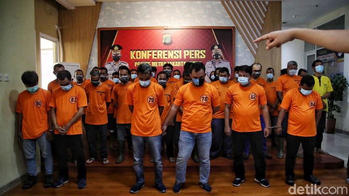 Kabid Humas Polda Metro Jaya Yusri dan Kapolres Metro  Jakarta Utara Guruh Arif Darmawan melakukan rilis kasus penangkapan pelaku pungutan liar (pungli) supir kontainer di kawasan Polres Jakarta Utara, Jumat (11/6).