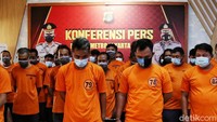 Kabid Humas Polda Metro Jaya Kombes Yusri Yunus menyebut tidak menutup kemungkinan para pelaku ini ada kerja sama dengan para karyawan di pelabuhan.