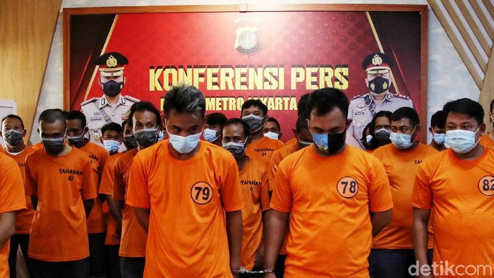 Kabid Humas Polda Metro Jaya Yusri dan Kapolres Metro  Jakarta Utara Guruh Arif Darmawan melakukan rilis kasus penangkapan pelaku pungutan liar (pungli) supir kontainer di kawasan Polres Jakarta Utara, Jumat (11/6).