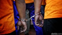ara pelau pungli dihadirkan dalam rilis dengan tangan diborgol.