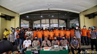 Kabid Humas Polda Metro Jaya Kombes Yusri Yunus dan Kapolres Metro Jakarta Utara Guruh Arif Darmawan melakukan rilis kasus penangkapan pelaku pungutan liar (pungli) di Mapolres Metro Jakarta Utara, Jumat (11/6/2021).