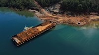 Foto udara, aktivitas bongkar muat tambang nikel ke atas kapal tongkang PT Tiran Mineral di Kecamatan Lasolo, Kabupaten Konawe Utara, Sulawesi Tenggara, Jumat (11/6/2021).