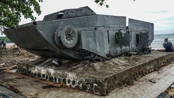 Dua bocah berbincang di depan tank bekas Perang Dunia II di Hamadi Angkatan Laut, Kota Jayapura, Papua, Jumat (11/6/21). Tank bekas PD-II itu menjadi saksi bisu pendaratan pertama tentara sekutu di bawah pimpinan Jendral Douglas Mac Arthur pada 22 April 1944 di Hollandia (Jayapura). ANTARA FOTO/ Indrayadi TH/pras.
