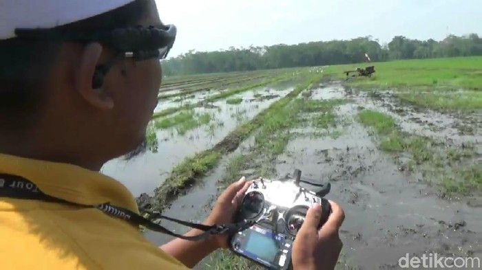 Petani di Pasuruan menjadikan traktor pembajak sawah bisa dikendalikan menggunakan remot kontrol. Mesin itu juga disebut traktor siluman.