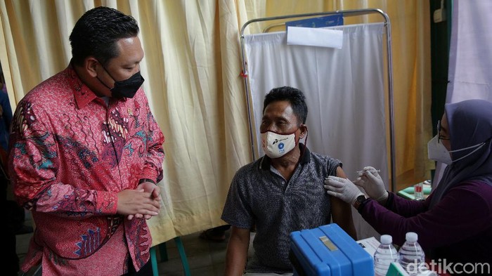 Wakil Ketua Komisi IX Dewan Perwakian Rakyat Charles Honoris meninjau pelaksanaan vaksinasi di Rusun Marunda, Jakarta Utara.